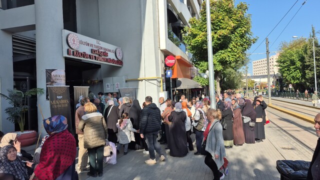 Günay Çiçek, mukaddes emanetler için kuyrukta bekliyor