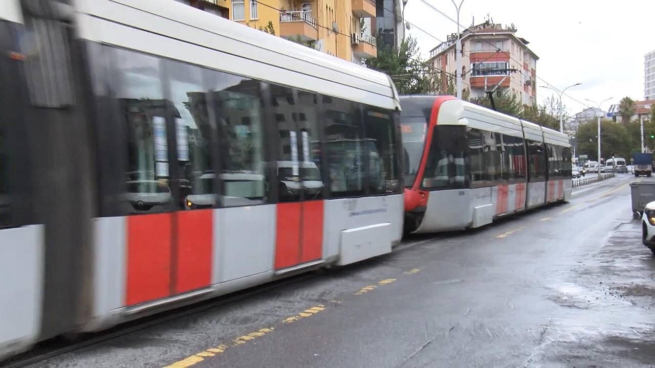 Güngören'de tramvay minibüse çarptı, 4 yaralı