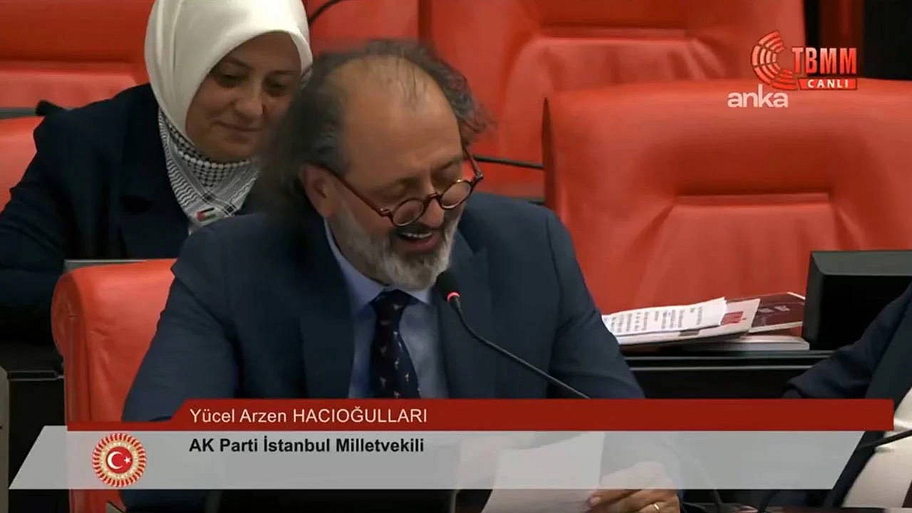 Hacıoğulları, TBMM'de İzmir Marşı'nı mırıldandı