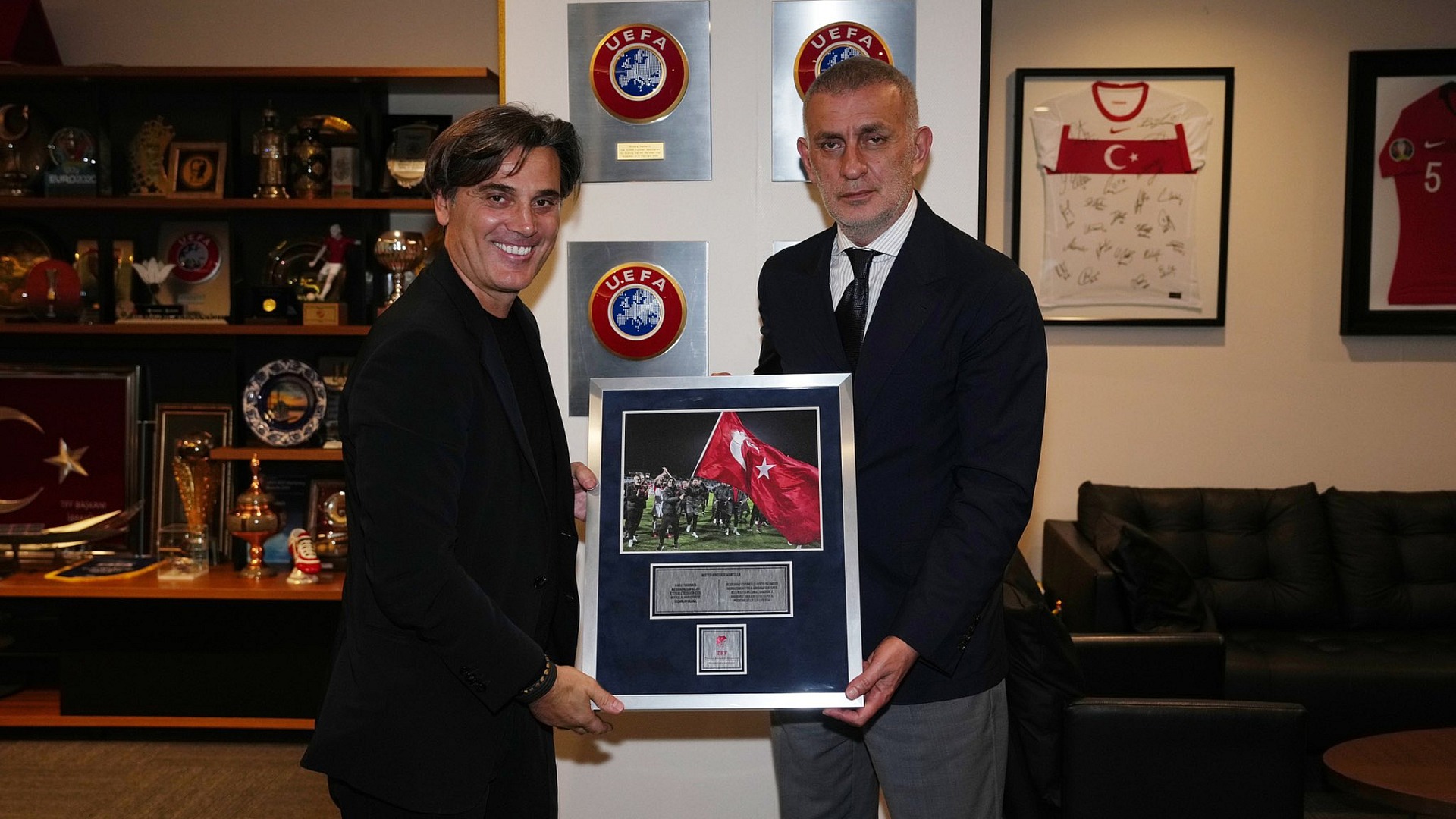 Hacıosmanoğlu, Montella ile vedalaşarak plaket takdim etti