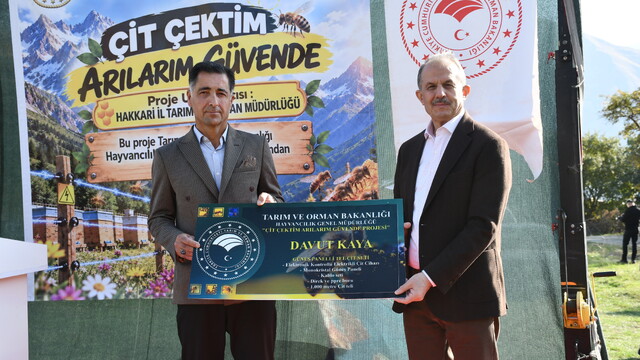 Hakkari'de arıcılara elektrikli tel çit desteği verildi