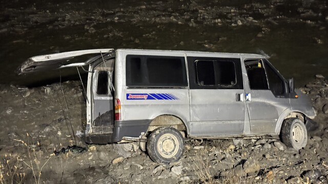 Hakkari'de göçmenleri taşıyan minibüs devrildi, 24 yaralı