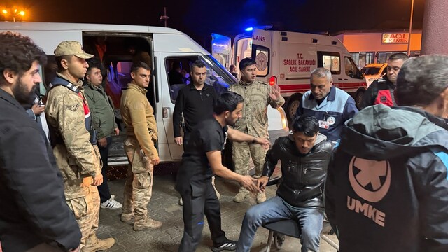 Hakkari'de kaçak göçmenleri taşıyan minibüs yuvarlandı