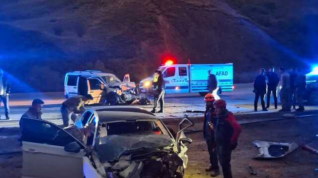 Hakkari'de otomobil ve hafif ticari araç çarpıştı: 6 yaralı
