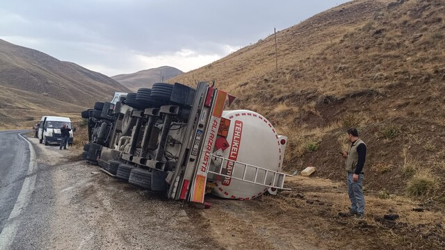 Hakkari'de yağış nedeniyle tanker devrildi