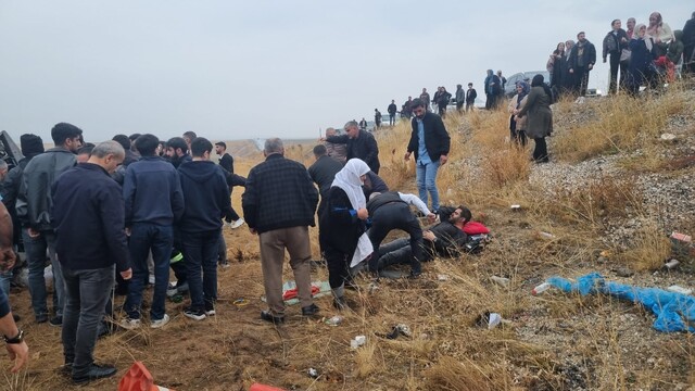 Hakkari-Van kara yolunda 3 aracın karıştığı kazada 12 yaralı