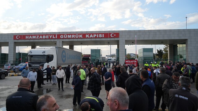 Hamzabeyli'de tır şoförleri sınır kapısını kapattı