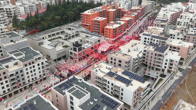 Hatay'da deprem sonrası Atatürk Caddesi'nde 29 Ekim coşkusu