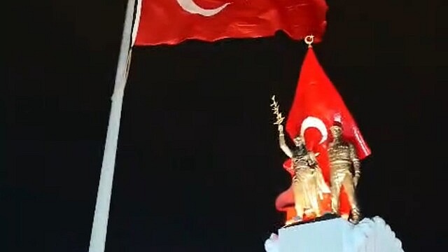 Hatay'da fırtına nedeniyle bayraklar geçici olarak indirildi