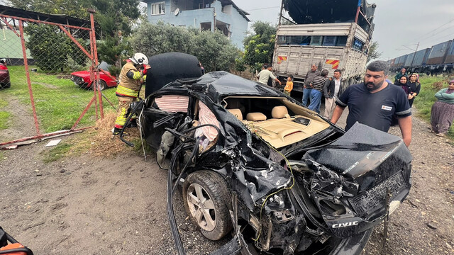 Hatay'da hemzemin geçitte yük treni otomobile çarptı