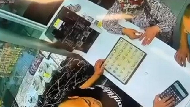 Hatay'da kuyumcudan çalınan 3 altın yüzükle 2 şüpheli yakalandı