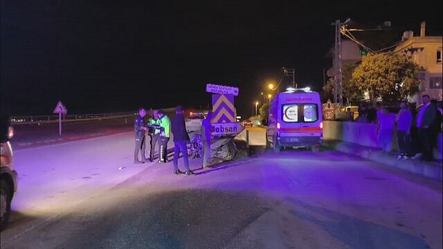 Hatay'da motosiklet bariyere çarptı, 2 kişi yaralandı