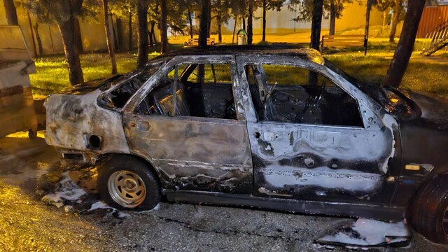 Hatay'da park halindeki otomobilde yangın çıktı, söndürüldü