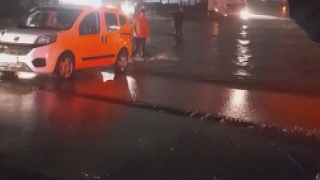 Hatay'da sağanak yağış yolları göle çevirdi