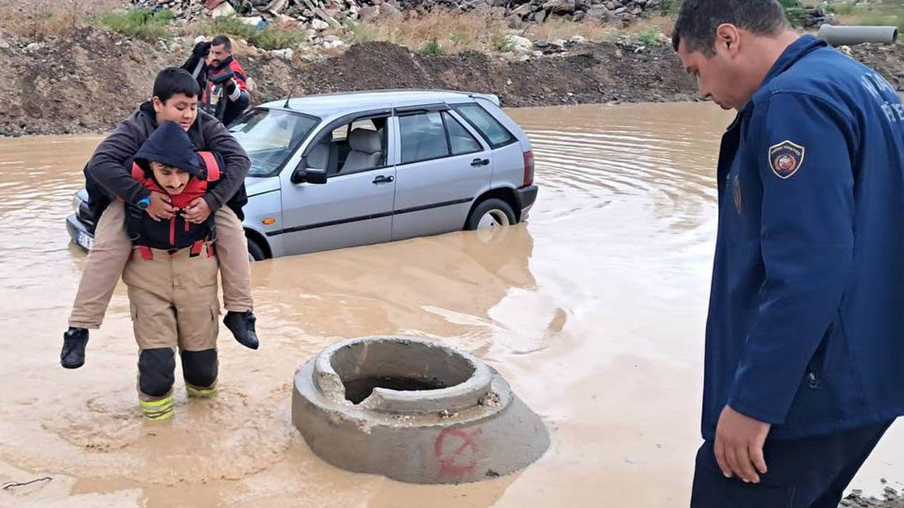 Hatay'da sağanak yağış yolları suyla doldurdu