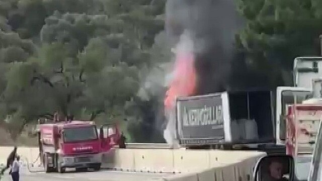 Hatay'da seyir halindeki tırın motoru yandı