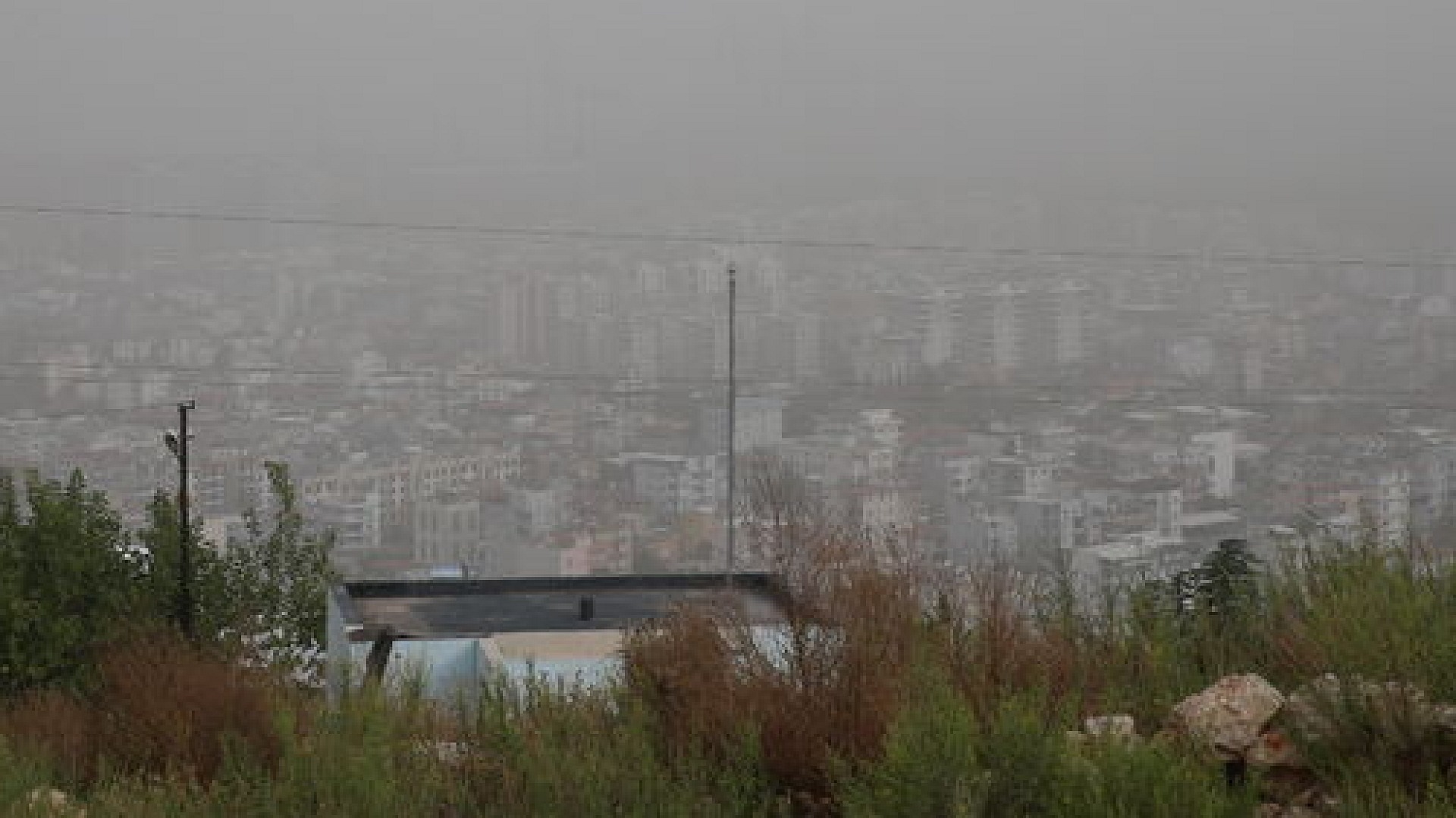 Hatay'da toz taşınımı nedeniyle görüş mesafesi düştü