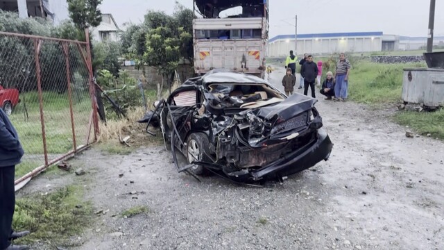 Hatay'da trenin çarptığı otomobilde anne hayatını kaybetti