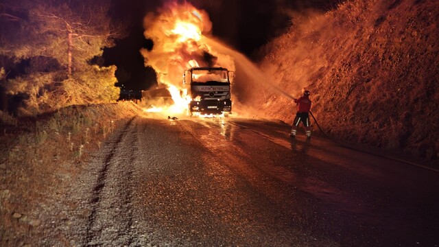 Havran'da yanan kamyon için itfaiye seferber oldu