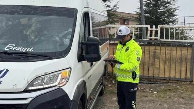 Hayrabolu'da polis ekipleri okul çevrelerinde denetim yapıyor