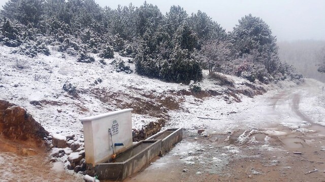 Hisarcık'ın Karbasan köyüne mevsimin ilk karı düştü
