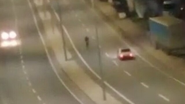 Hopa'da trafiği tehlikeye atan kişi yolda yürüdü