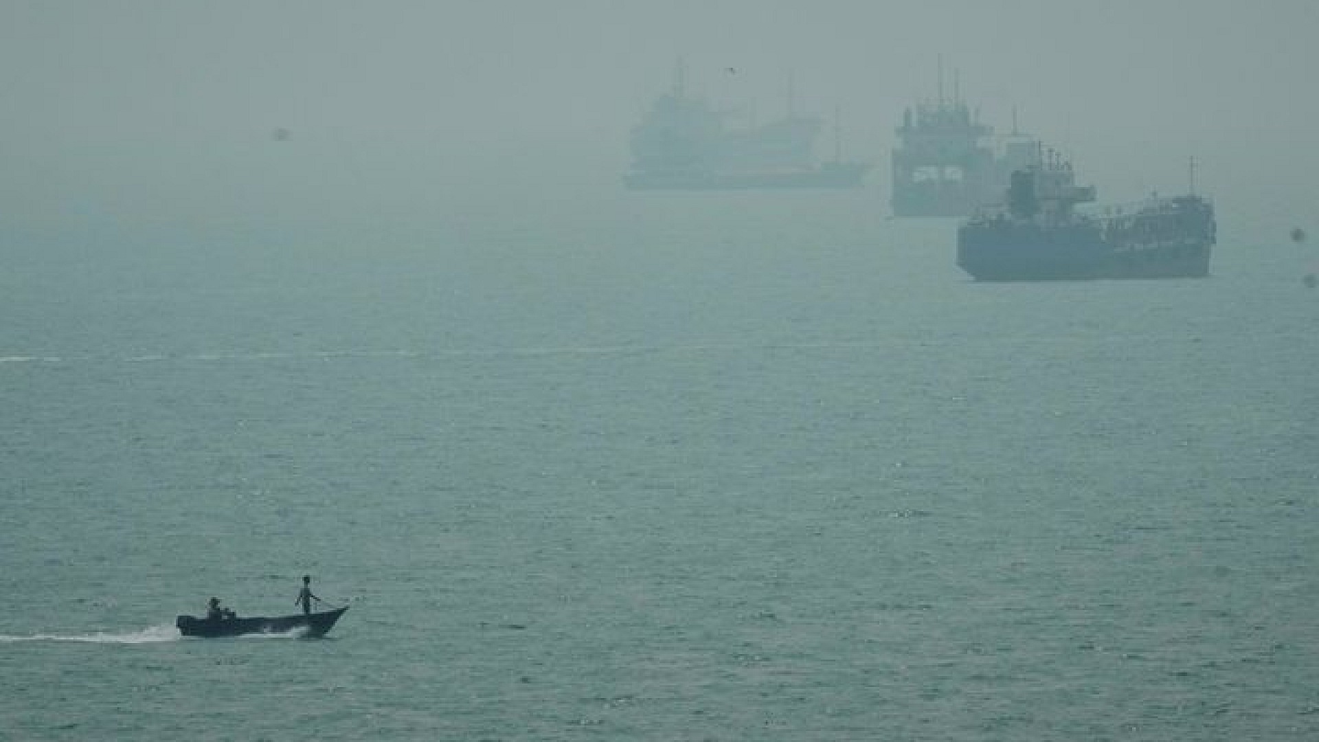Hürmüz Boğazı’nda iki süper tanker mayın patlattı
