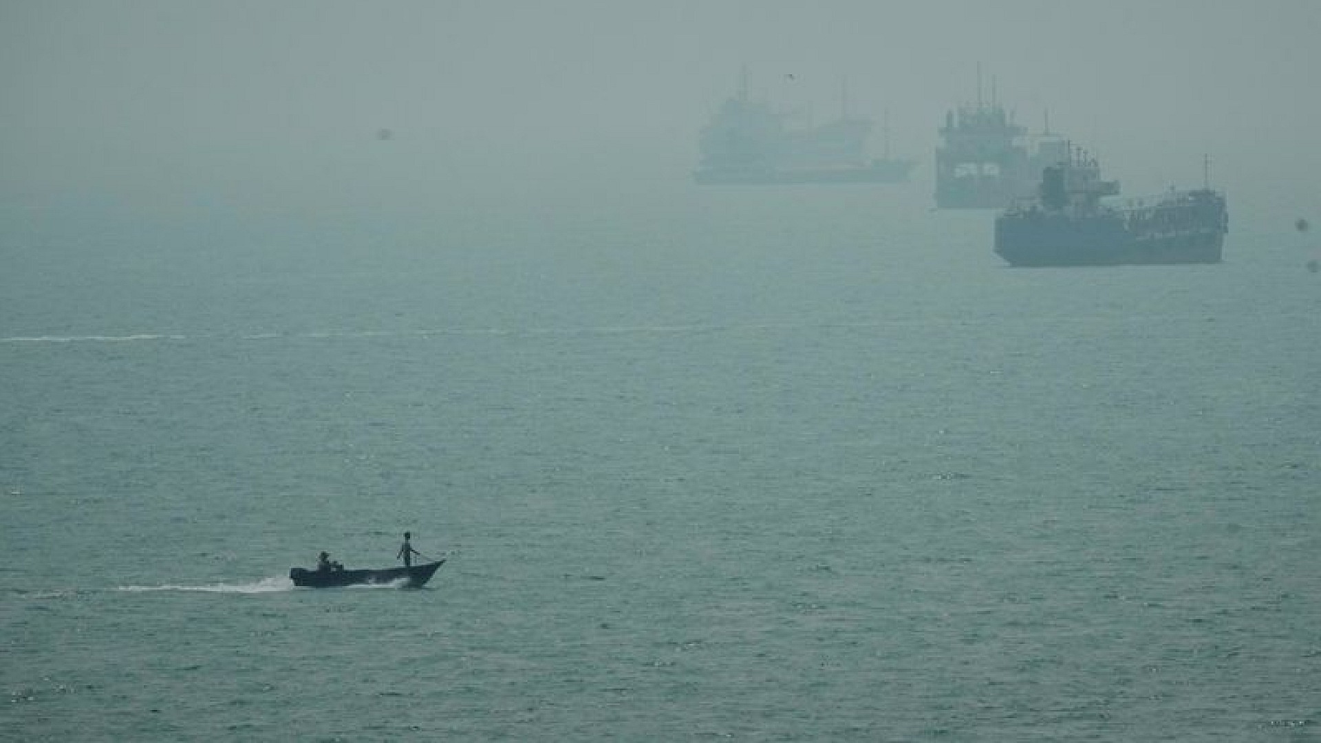 Hürmüz Boğazı'nda süper tanker deniz mayınına çarptı