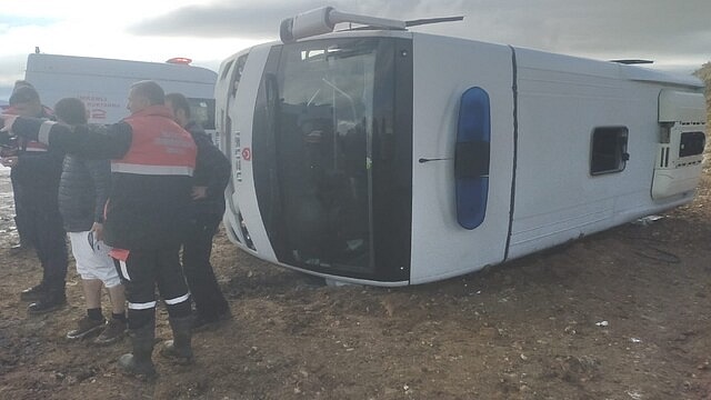 İmranlı'da cezaevi nakil aracı devrildi: 3 yaralı