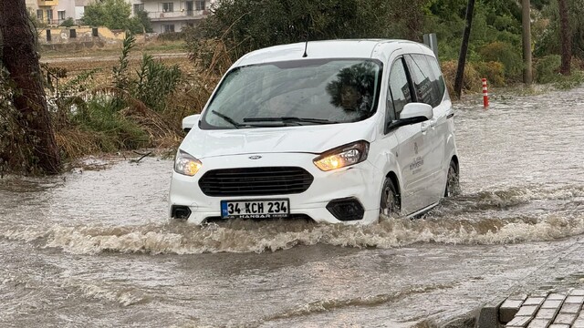 İncirliova'da sağanak yağış yolları su altında bıraktı
