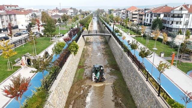 İnegöl Belediyesi, sel önlemleri için temizlik çalışması başlattı