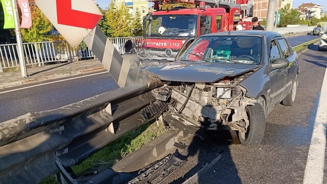 İnegöl'de bariyerlere çarpan otomobildeki çift yaralandı