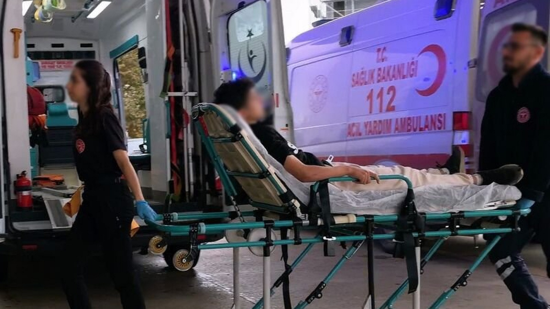 İnegöl'de duvardan atlayan gencin karnına tel saplandı
