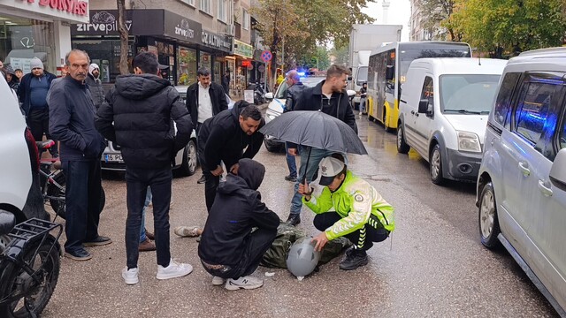 İnegöl'de kadın polis, yaralıya şemsiye ile destek oldu