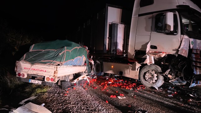 İnegöl'de tır ve kamyonet çarpıştı: 2 ağır yaralı