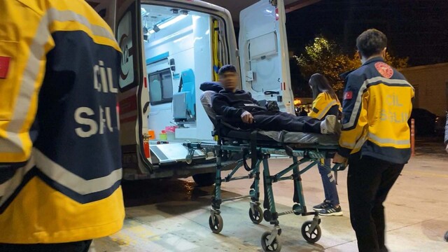 İnegöl'de topunu almak isteyen genç dikenli tellere takıldı