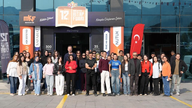 İnönü Üniversitesi öğrencileri Malatya Kitap Fuarı'nı ziyaret etti