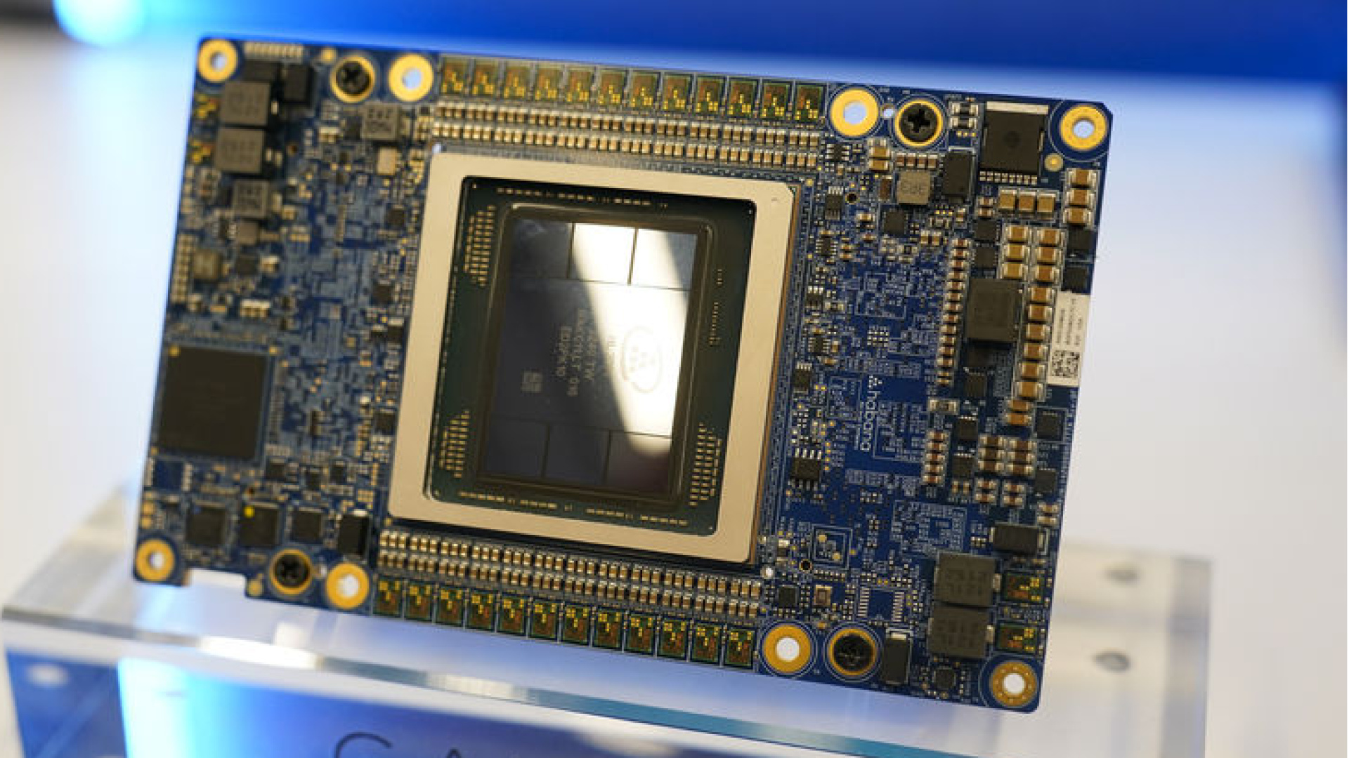 Intel'in geliri arttı, net kârı geriledi
