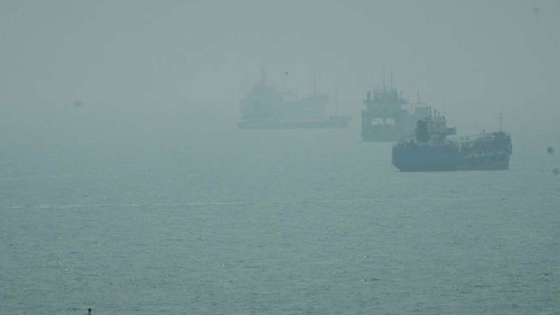 İran'da Hürmüz Boğazı'nda bir tanker mayına çarptı