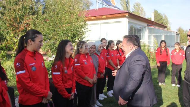 İşitme engelli kadın güreşçiler Sivas'ta kamp yaptı