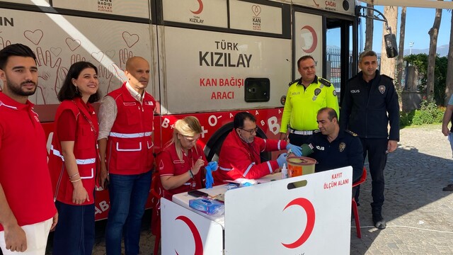 İslahiye'de emniyet müdürü Kızılay'a kan bağışladı
