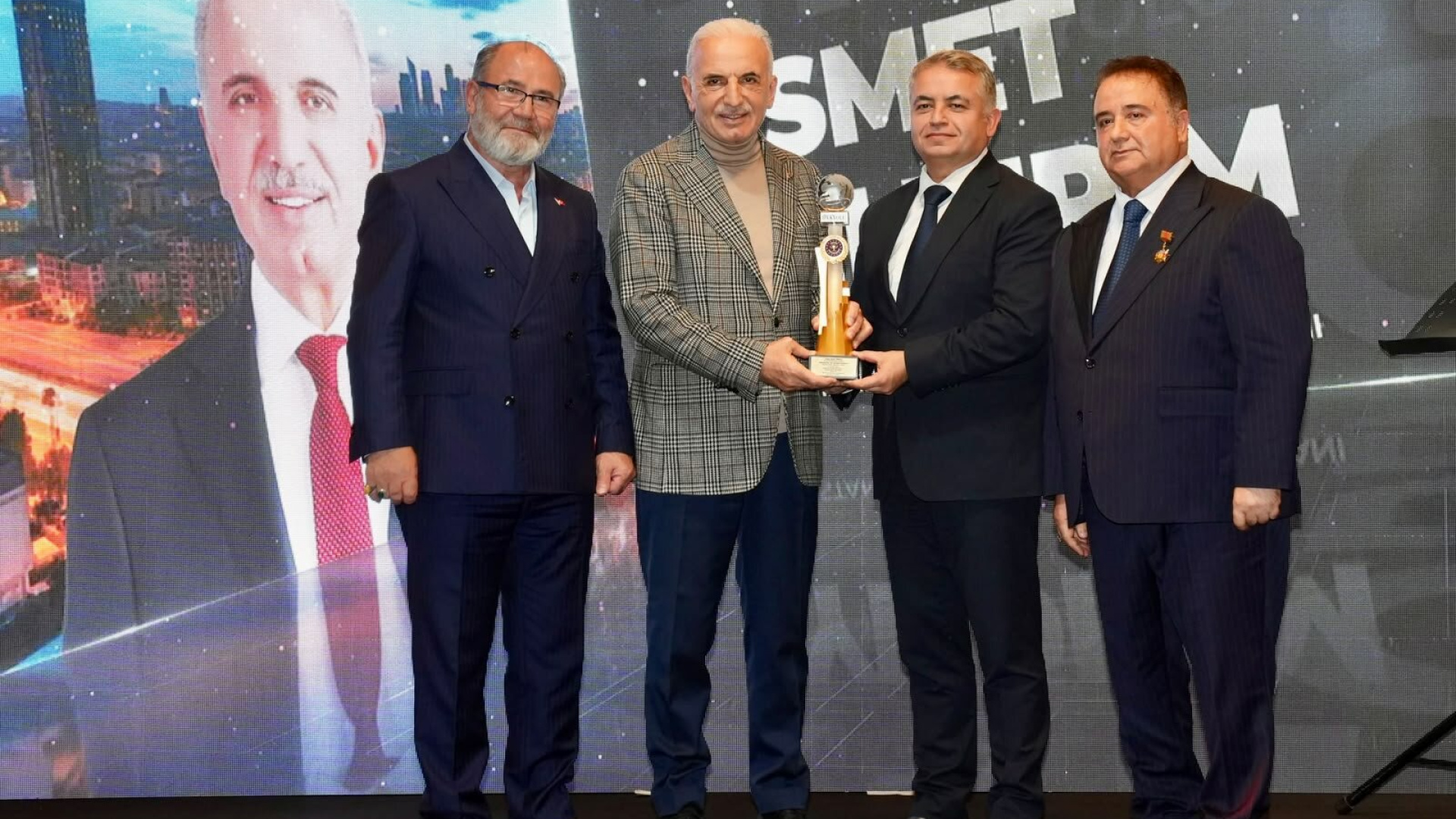 İsmet Yıldırım, İstanbul'da yılın belediye başkanı ödülü aldı