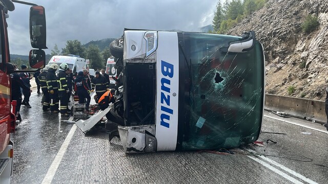 Isparta-Antalya yolunda otobüs devrildi: 1 ölü, 7 yaralı