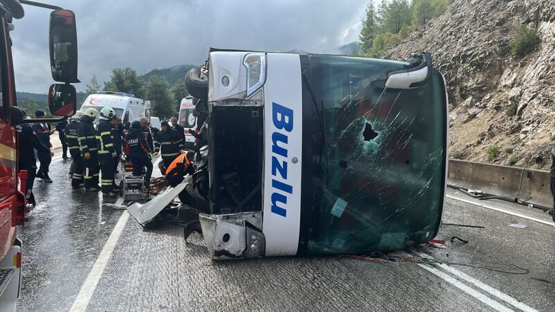 Isparta-Antalya yolunda otobüs devrildi: 1 ölü, 7 yaralı