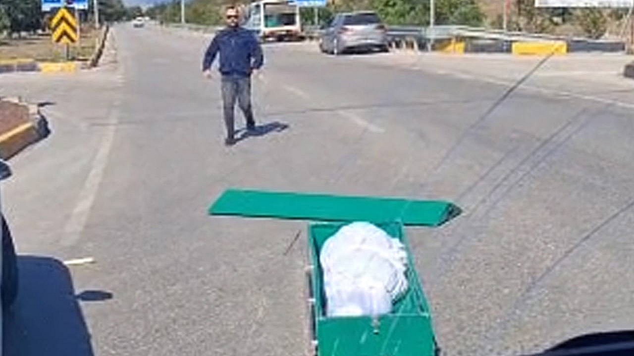 Isparta'da cenaze aracındaki tabut yola düştü