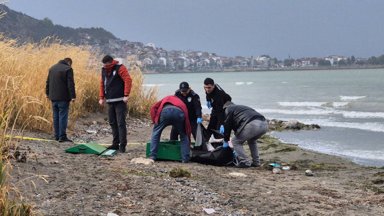 Isparta'da Eğirdir Gölü kıyısında erkek cesedi bulundu