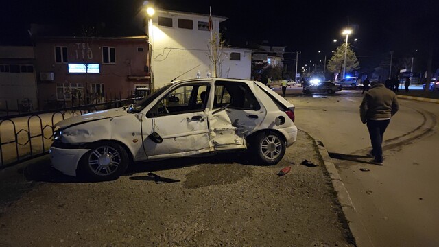 Isparta'da iki otomobilin çarpışması sonucu 3 kişi yaralandı