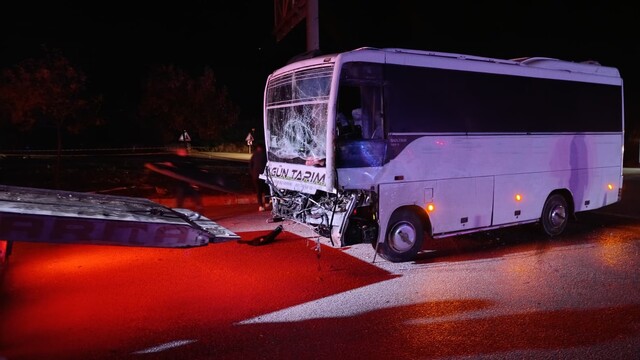 Isparta'da tarım işçilerini taşıyan midibüs ile tır çarpıştı