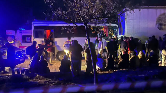Isparta'da tarım işçilerini taşıyan midibüs TIR'a çarptı