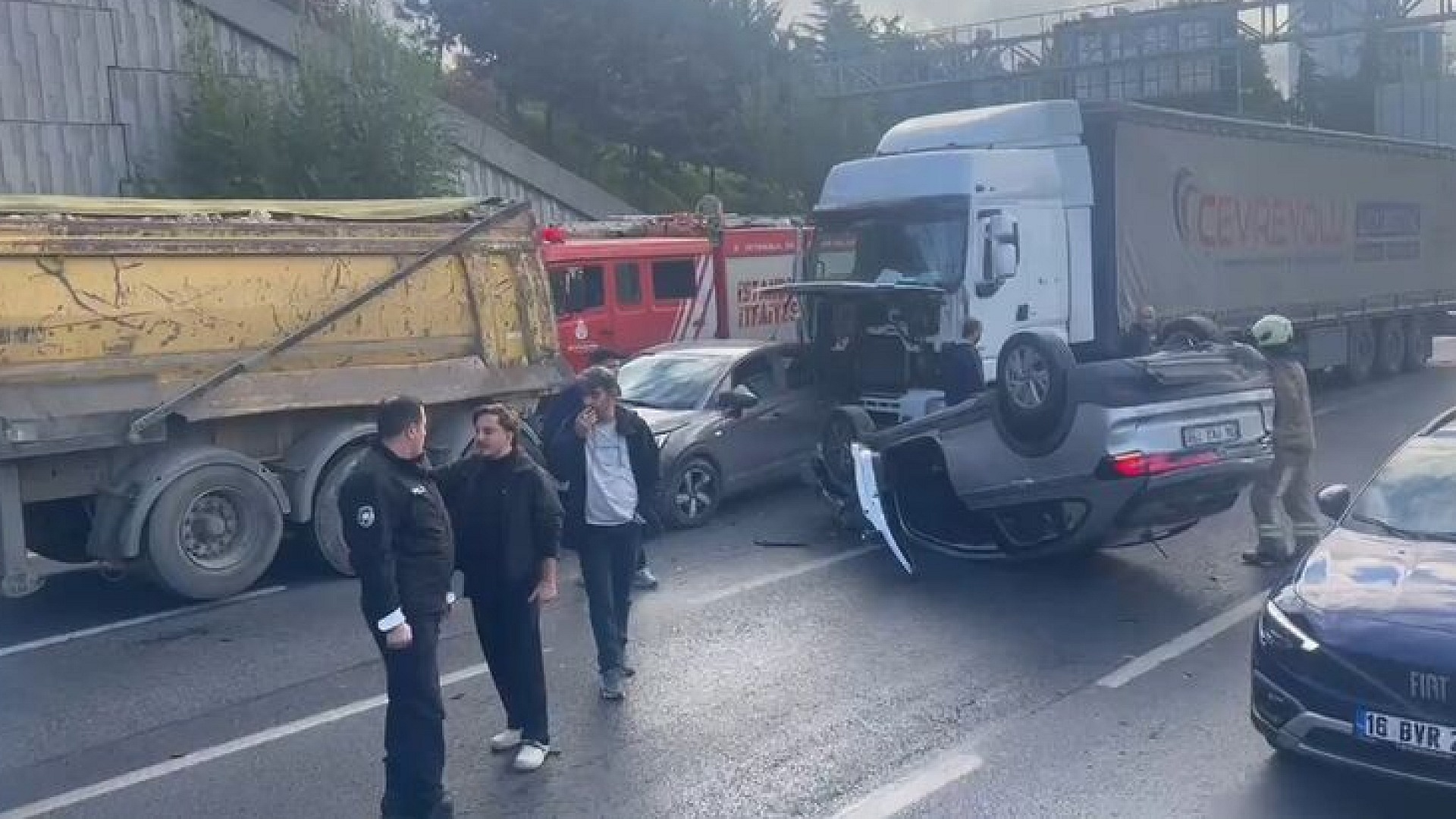 İstanbul Bağcılar'da zincirleme kaza: Yaralılar var